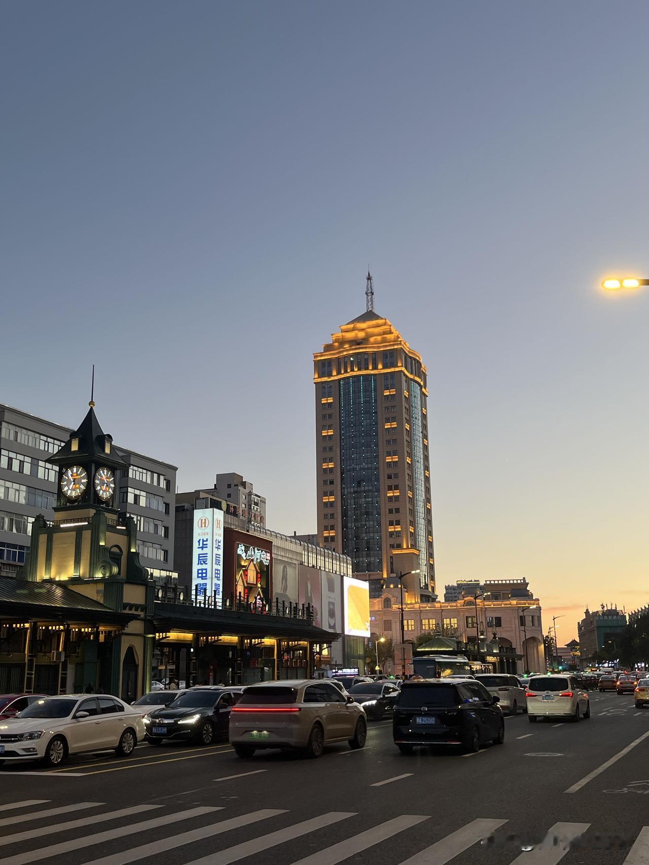 光与影的交织，绘成了夜晚最华丽的乐章。