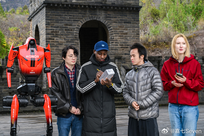 荣耀全球首席跑步官萨维、极限探索官赵家驹、荣耀自研人形机器人闪电，这是什么神奇同