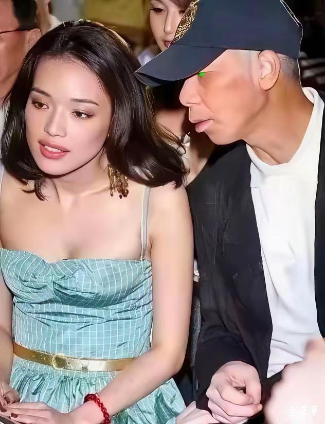 这张照片拍得好传神：狼的眼睛，泛着绿光。