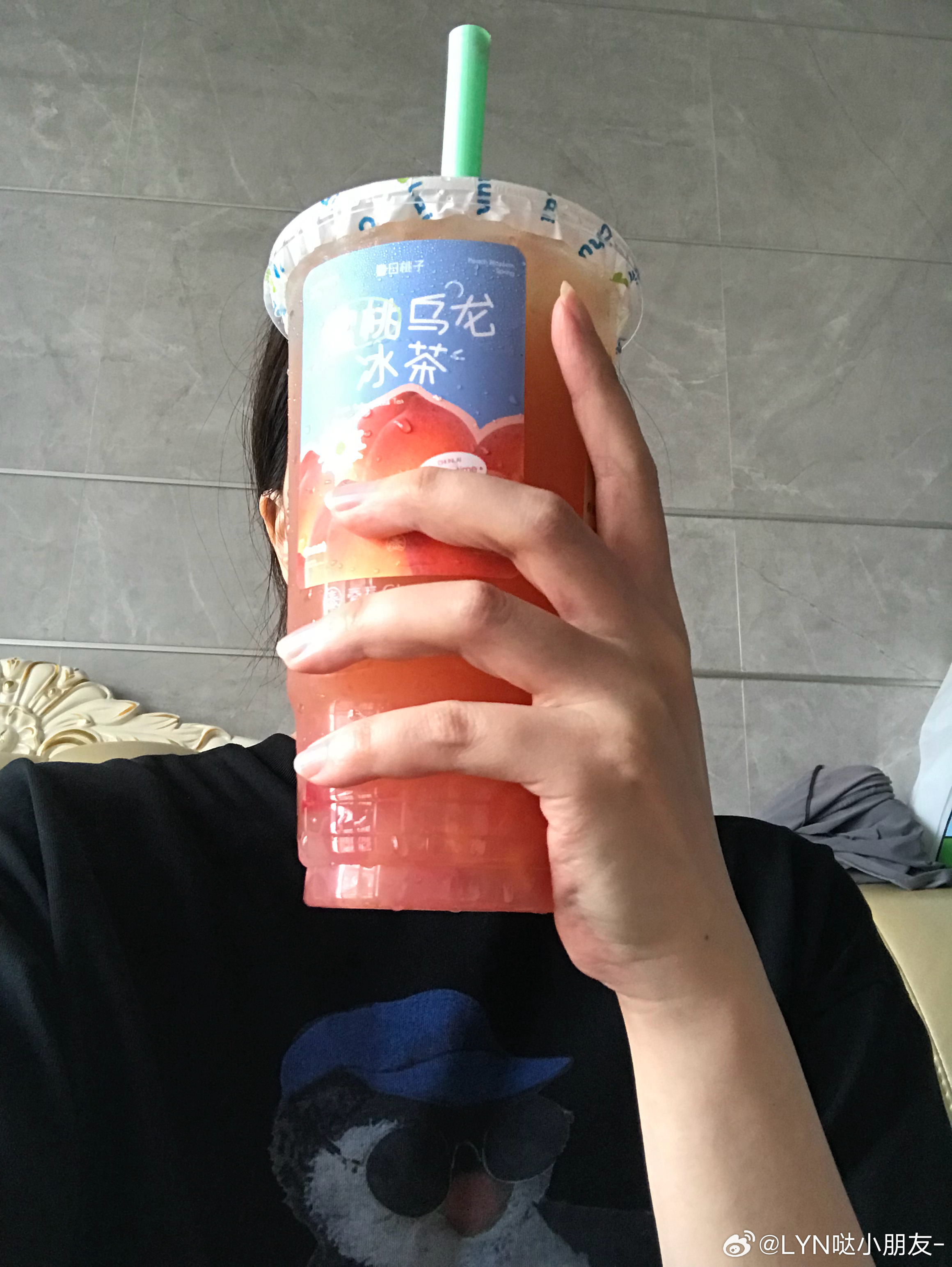 今天又喝比我脸还大的饮料我喝蜜桃乌龙冰茶我妹喝奶茶🧋 