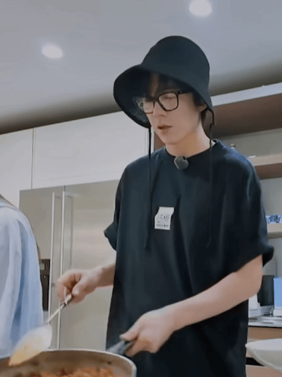 妈呀，刘宇宁哥哥这么会做饭！[么么哒][么么哒][么么哒]｜刘宇宁 ​​​