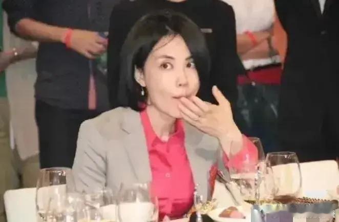 王菲吃东西主打一个真实，和一旁优雅的刘嘉玲形成了鲜明的对比[晕] ​ ​​​