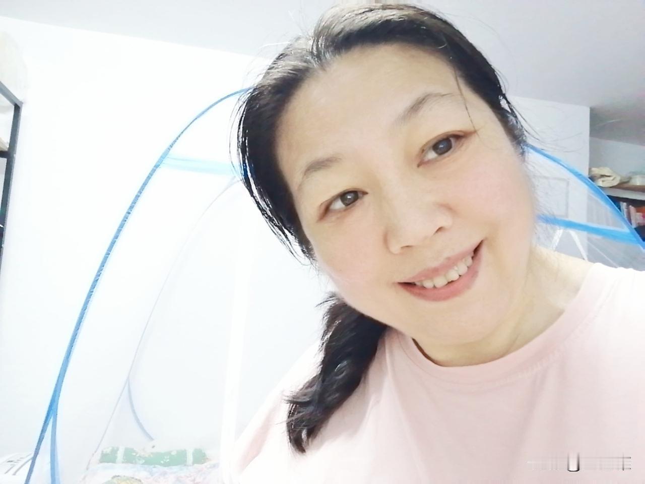 今天我休息在家，自己把头发给剪了，感觉头发重量轻了很多，舒服！