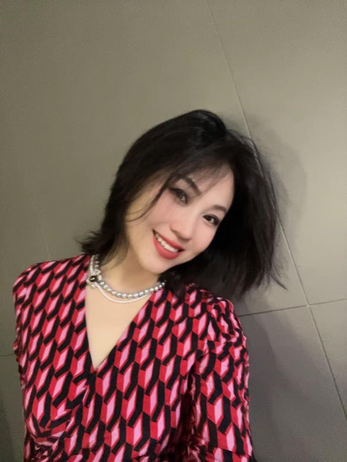 红色连衣裙 风情万种