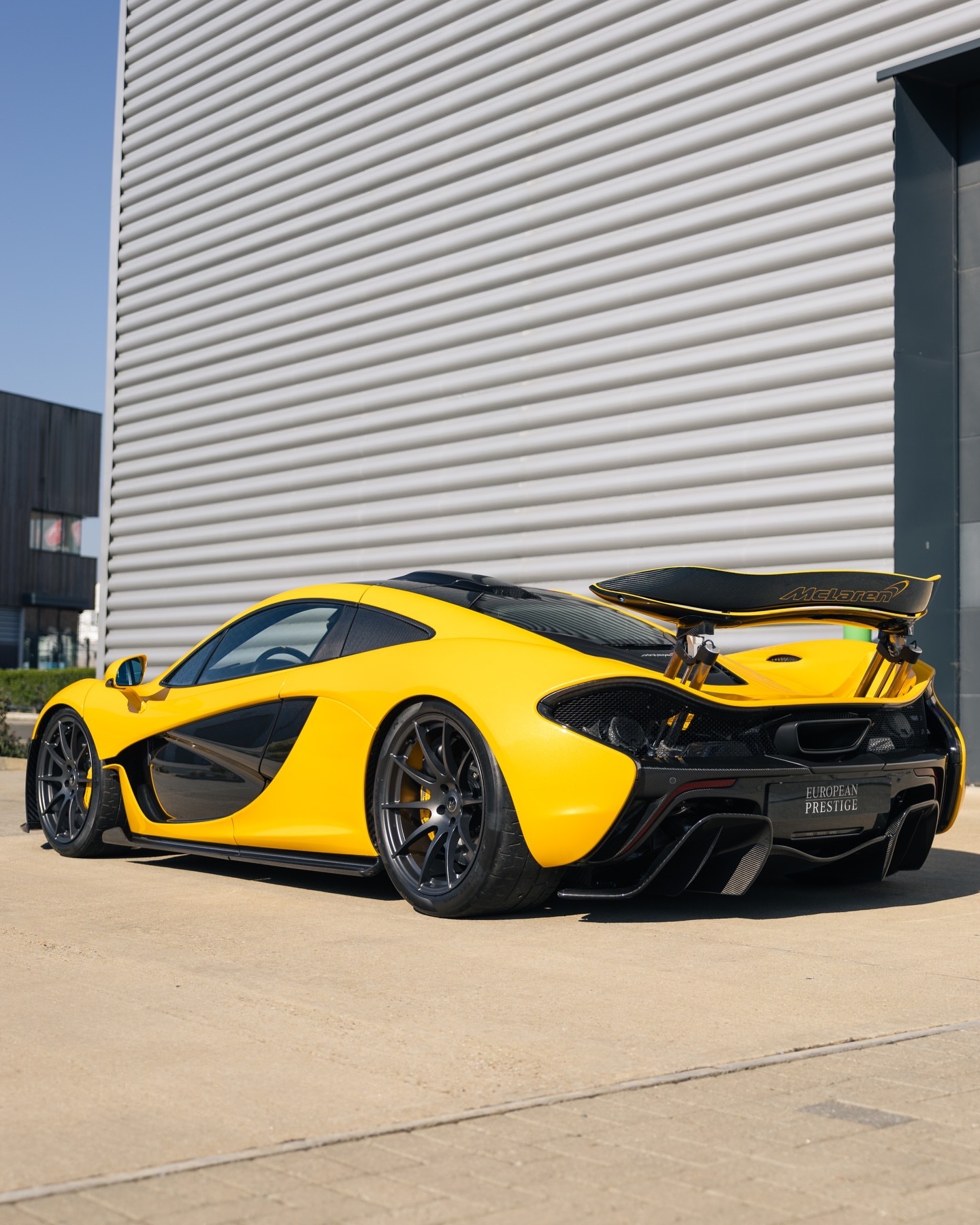 全球仅 375 台中的 1 台这辆由英国供应的 2015 年款迈凯伦 P1，里程