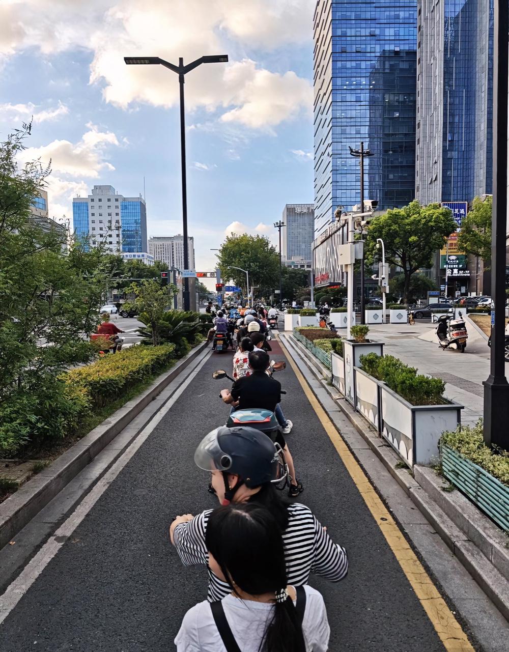 十字路口，电动车自觉排队？武汉伢表示肯定是假的[打脸]