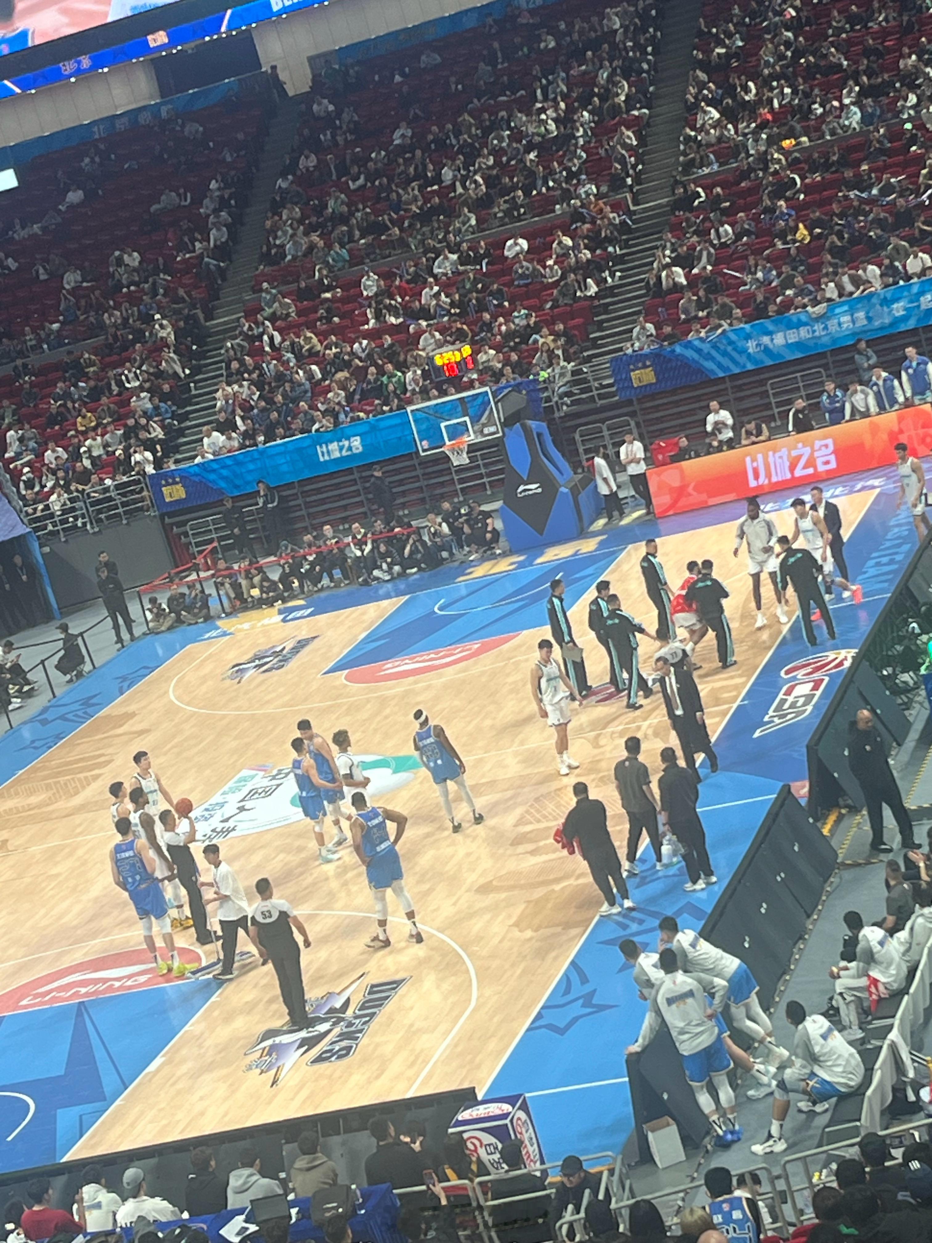 下半场刚开始，青岛外援受伤下去了，这北京稳了？ 