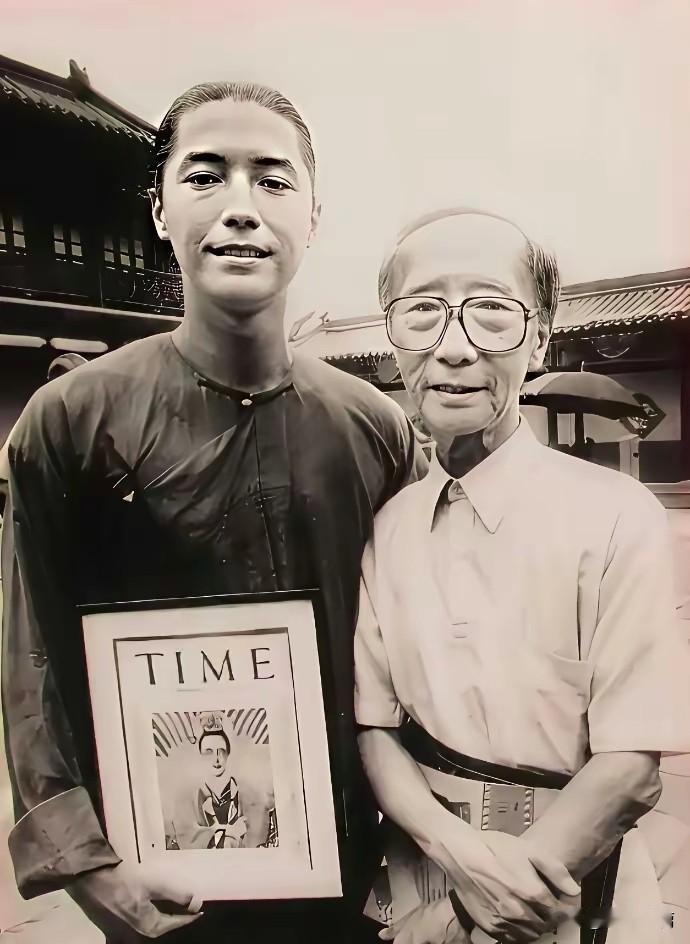 这张照片拍摄于1986年，背景是意大利导演贝托鲁奇执导的电影《末代皇帝》的拍摄期