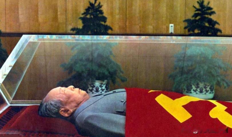 躺在水晶棺里很多年的毛主席，如今看上去也还是和睡着了一般安详。这个特制的水晶棺不