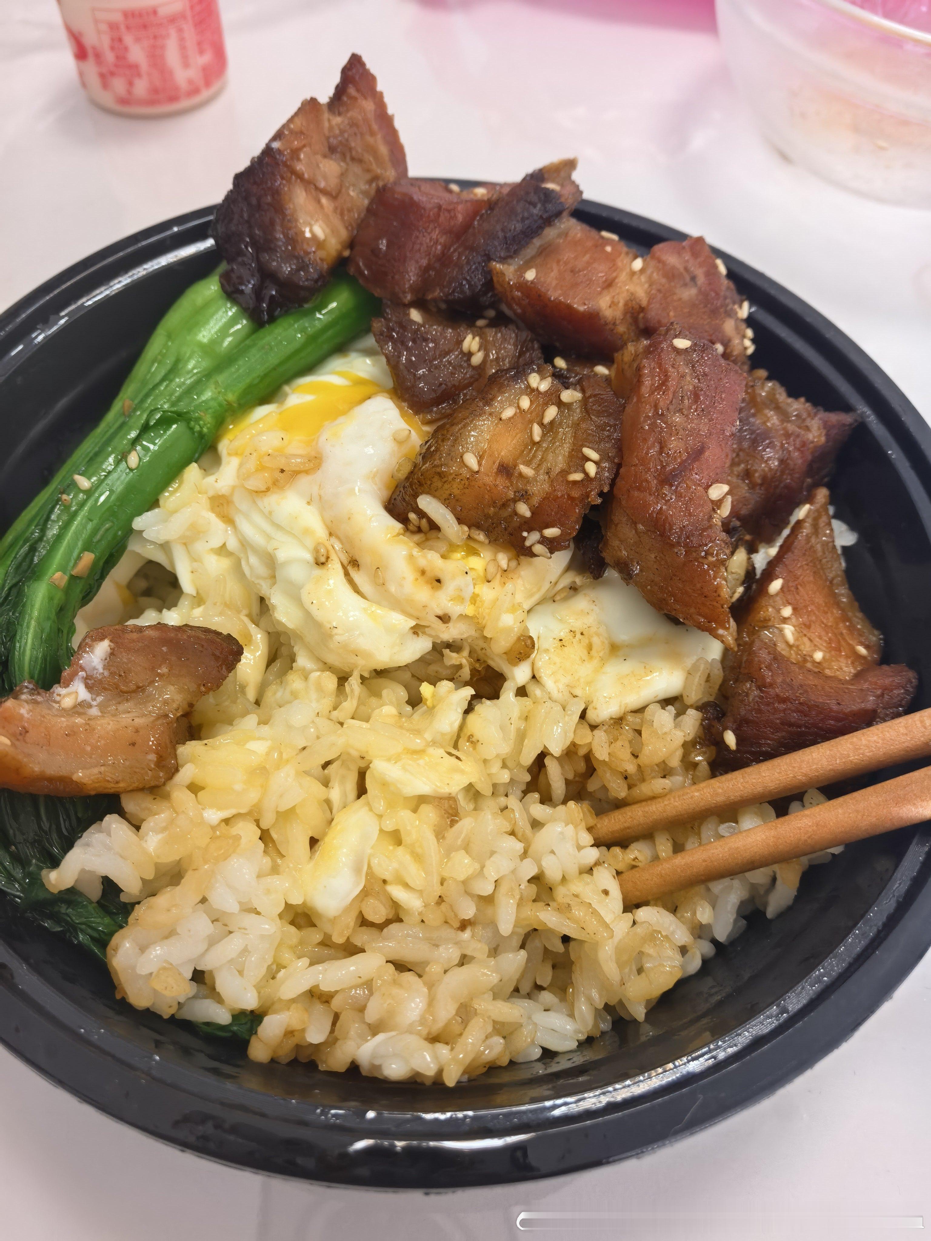 今天猫爸不在家吃饭，我和团团去吃黯然销魂饭[嘻嘻]午饭要积极[超话] ​​​