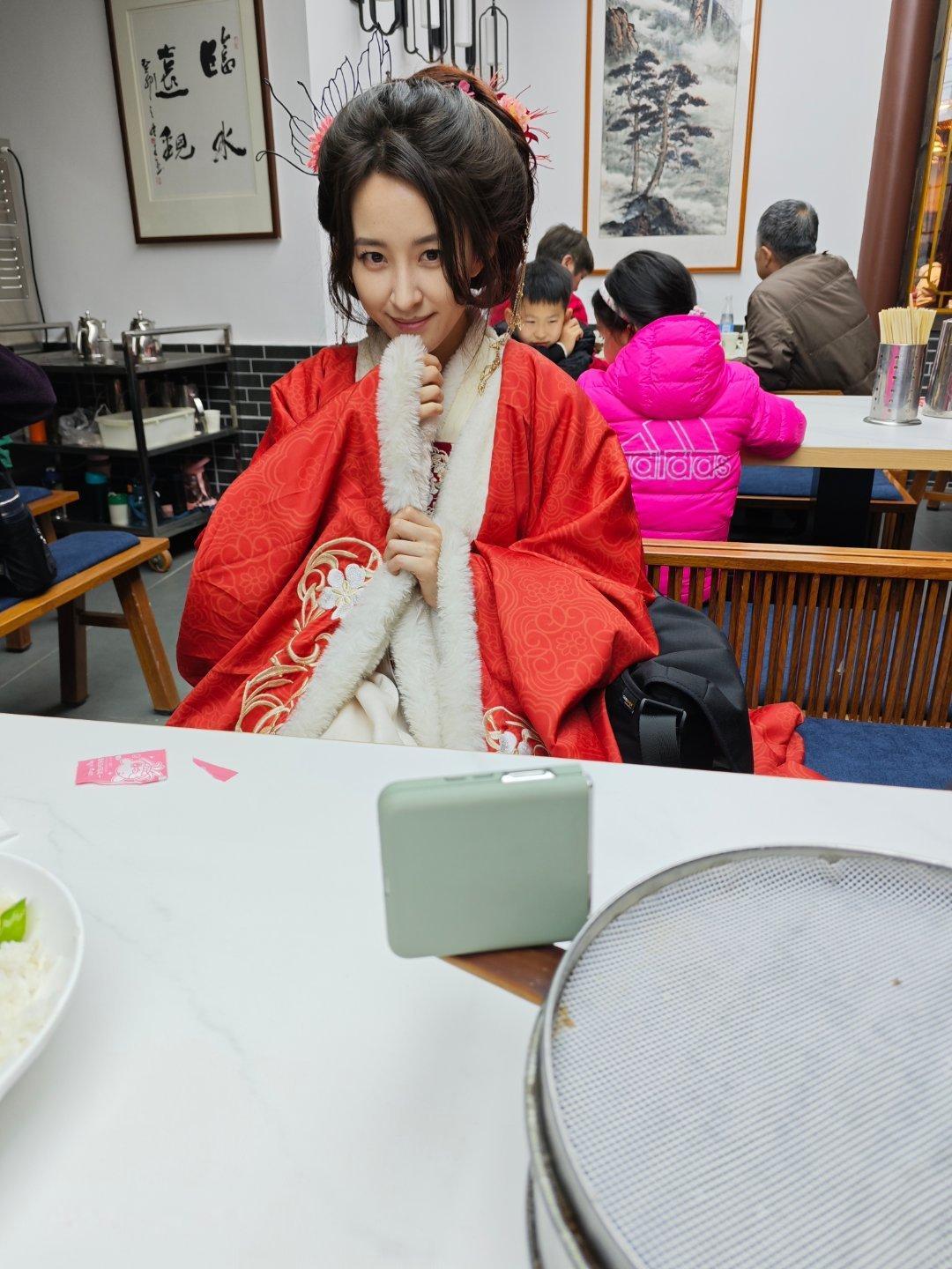 你永远想象不到姑娘们的自拍都是怎么拍出来的[允悲][允悲][允悲][允悲]  ​