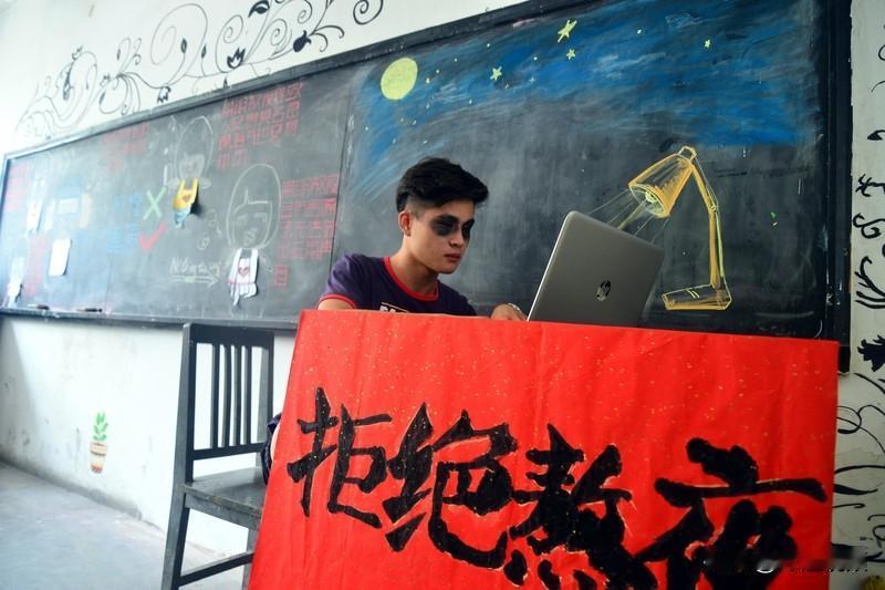 以前熬夜通宵第二天还能活蹦乱跳去打球，现在熬个夜，得缓好几天，心脏“砰砰”直跳，