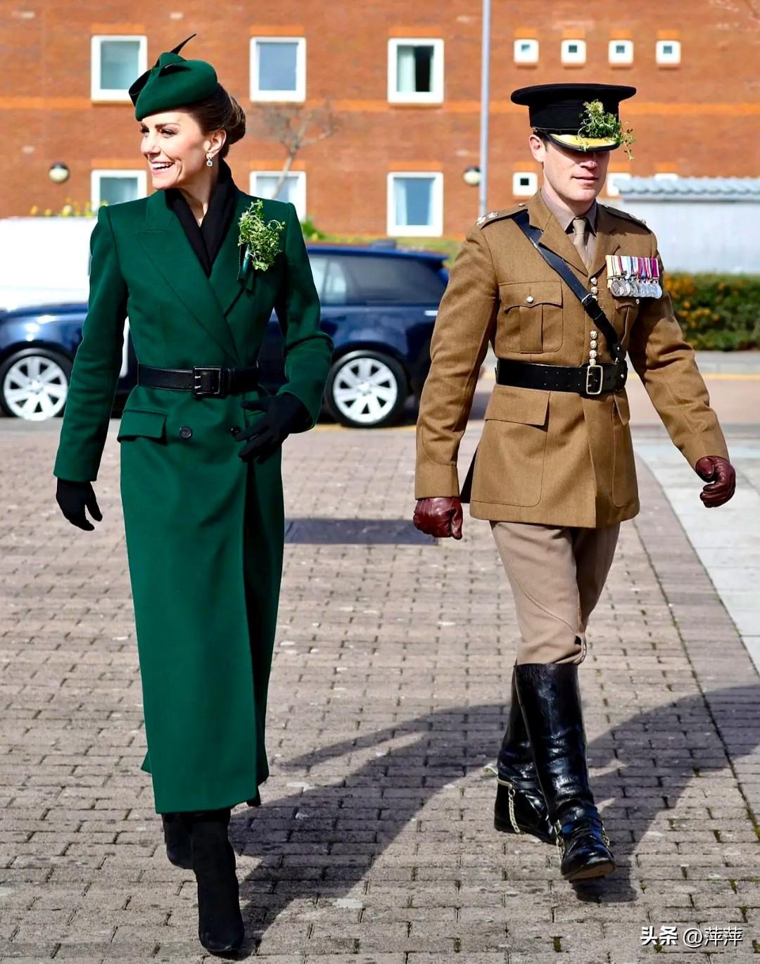 凯特王妃以一身优雅墨绿色大衣亮相，搭配同色系礼帽与三叶草胸针，出席圣帕特里克节活