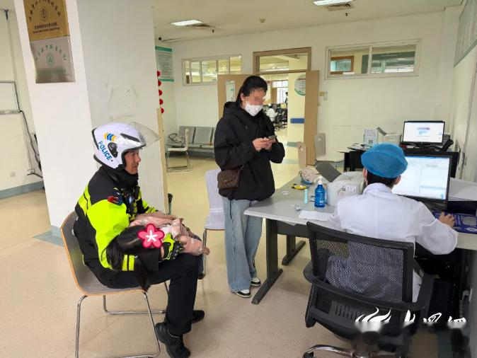 临沂交警张浩，抱女孩的样子真帅！