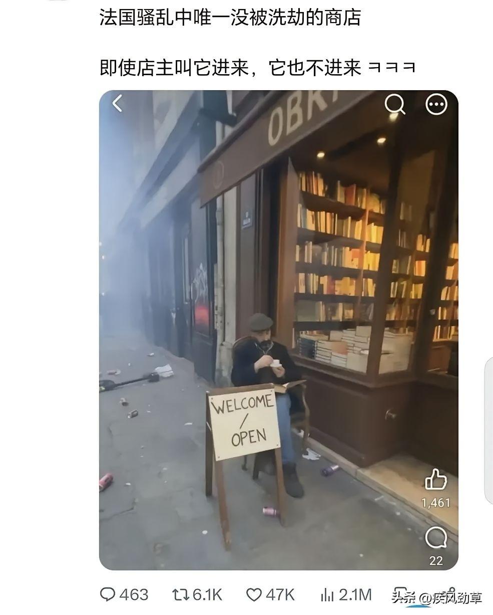 整个革命老区硝烟四起，遍地狼藉，当沿街商铺纷纷遭逢劫难，而这间小书店，依旧亮着温