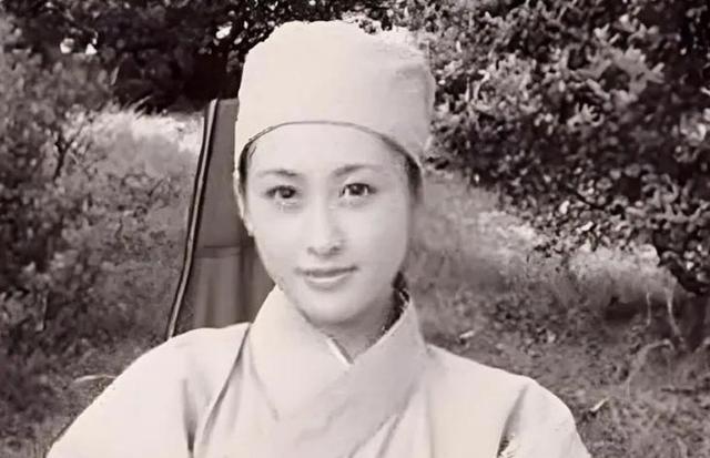 1950年，一次剿匪战斗中，一战士死死地盯住了女尼姑丰满的胸脯，排长不禁气得青筋