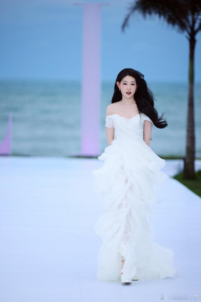 沈佳润回应红毯走过头了沈佳润回应红毯走过头沈佳润走红毯走过头还挺坦诚，不过她海边