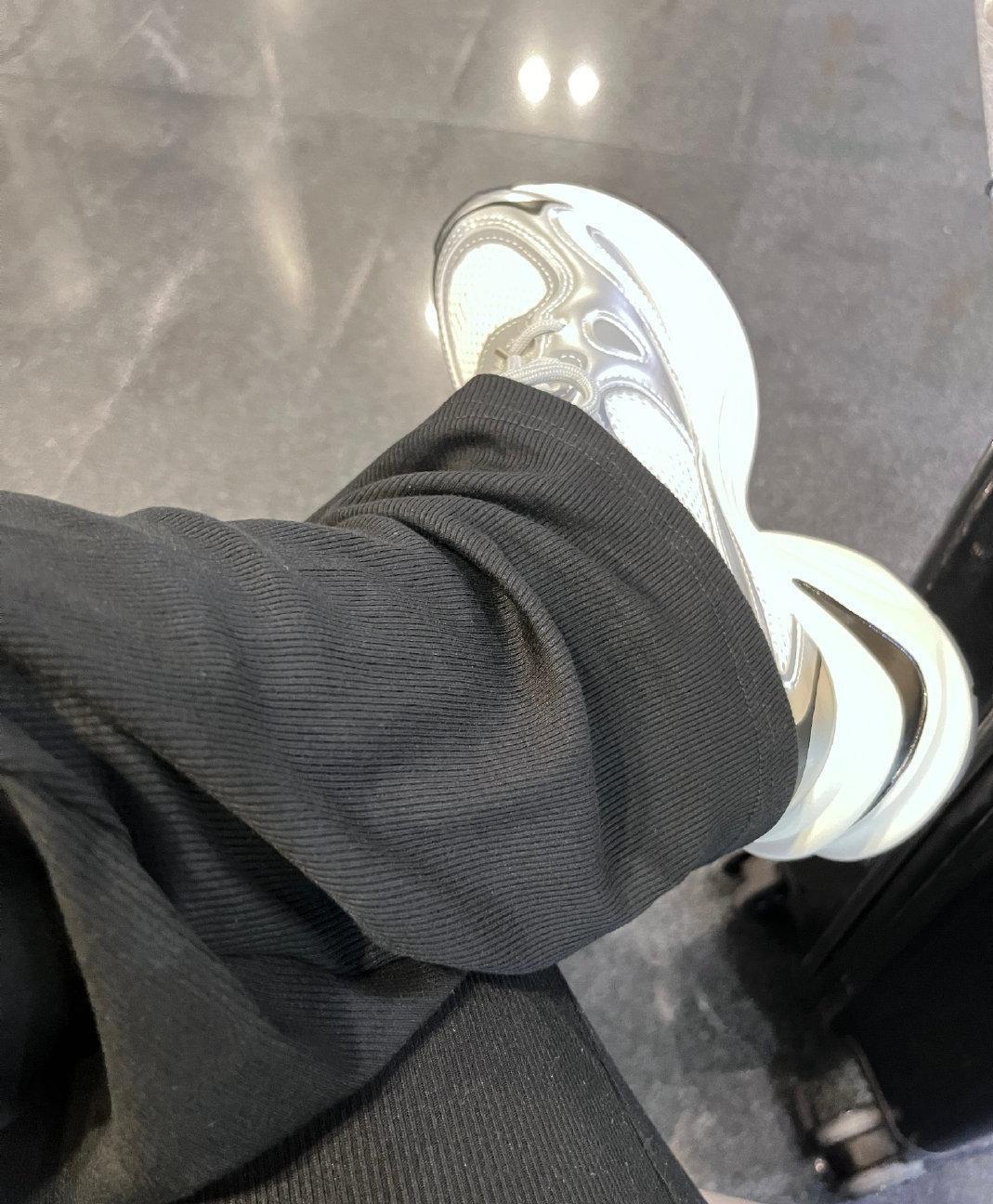 去海边路上，过安检时穿吊带裙真是尴尬，冷气一吹，安检小姐姐轻轻一扫，激凸问题就来