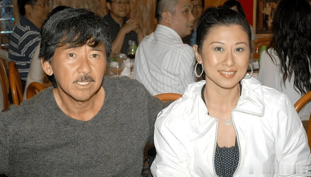 叶倩文在杭州举办演唱会，其继子林德信，也就是林子祥与前妻吴正元的儿子，抱着女儿坐