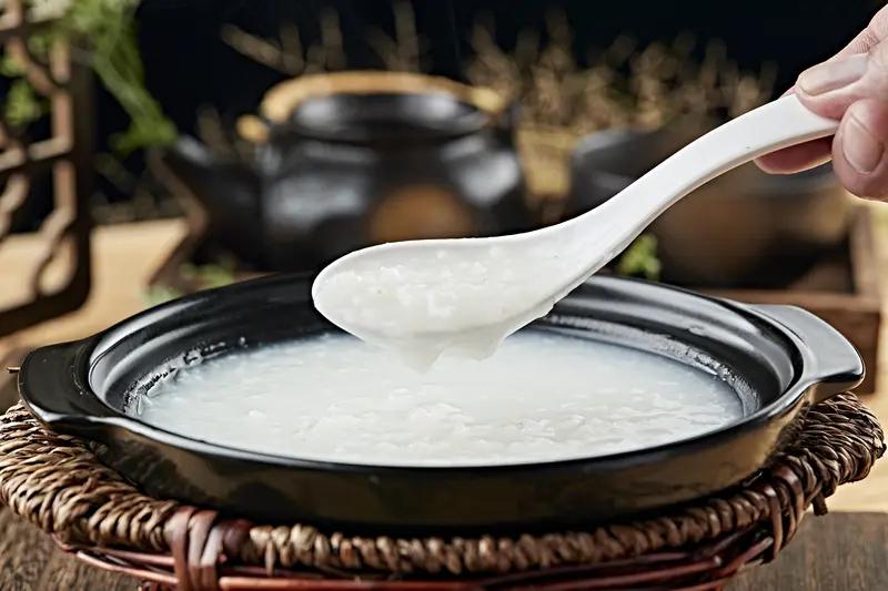 喝稀饭就是喝白糖水！稀饭升糖指数接近白糖水平，大米粥长时间熬煮，使淀粉高度糊化，
