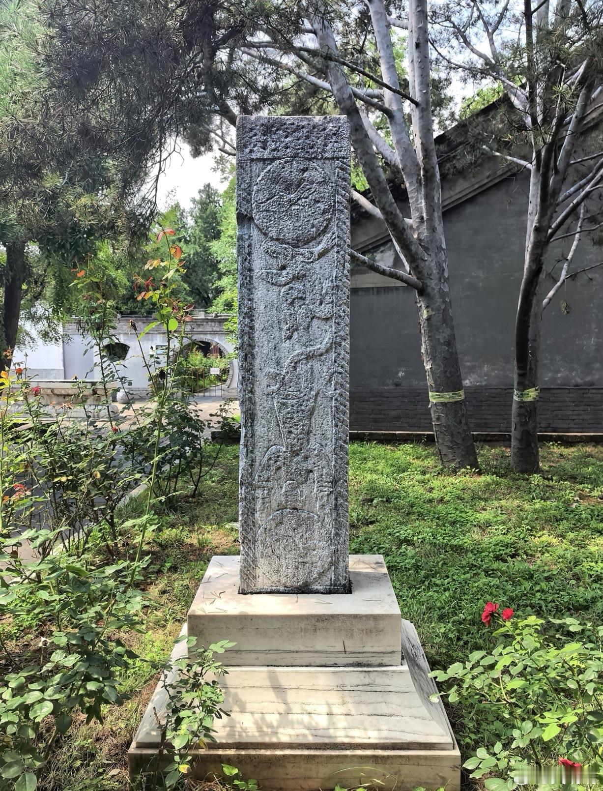 走来走去，看来看去，却从没真正踏进过这扇门，今天终于如愿以偿，走进了心心念念的北