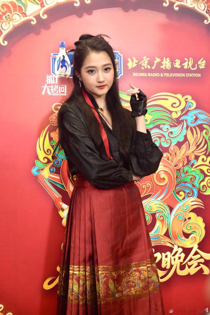 关晓彤马面裙小烟熏关晓彤北京春晚后台状态 关晓彤以明制马面裙为基础造型，红发带束