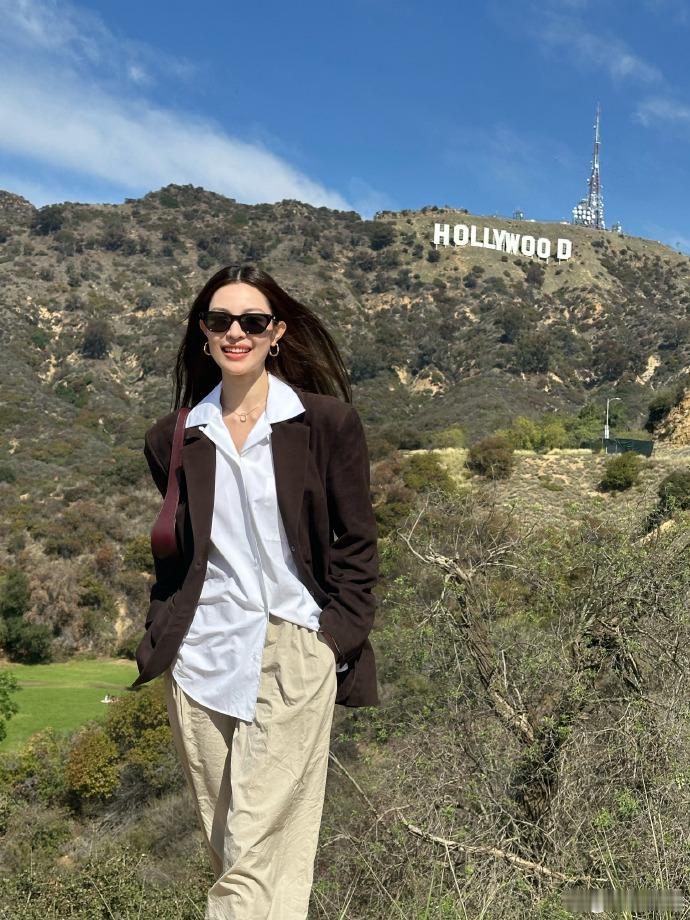 钟楚曦打卡Hollywood   钟楚曦晒Hollywood打卡照 漫步于Hol