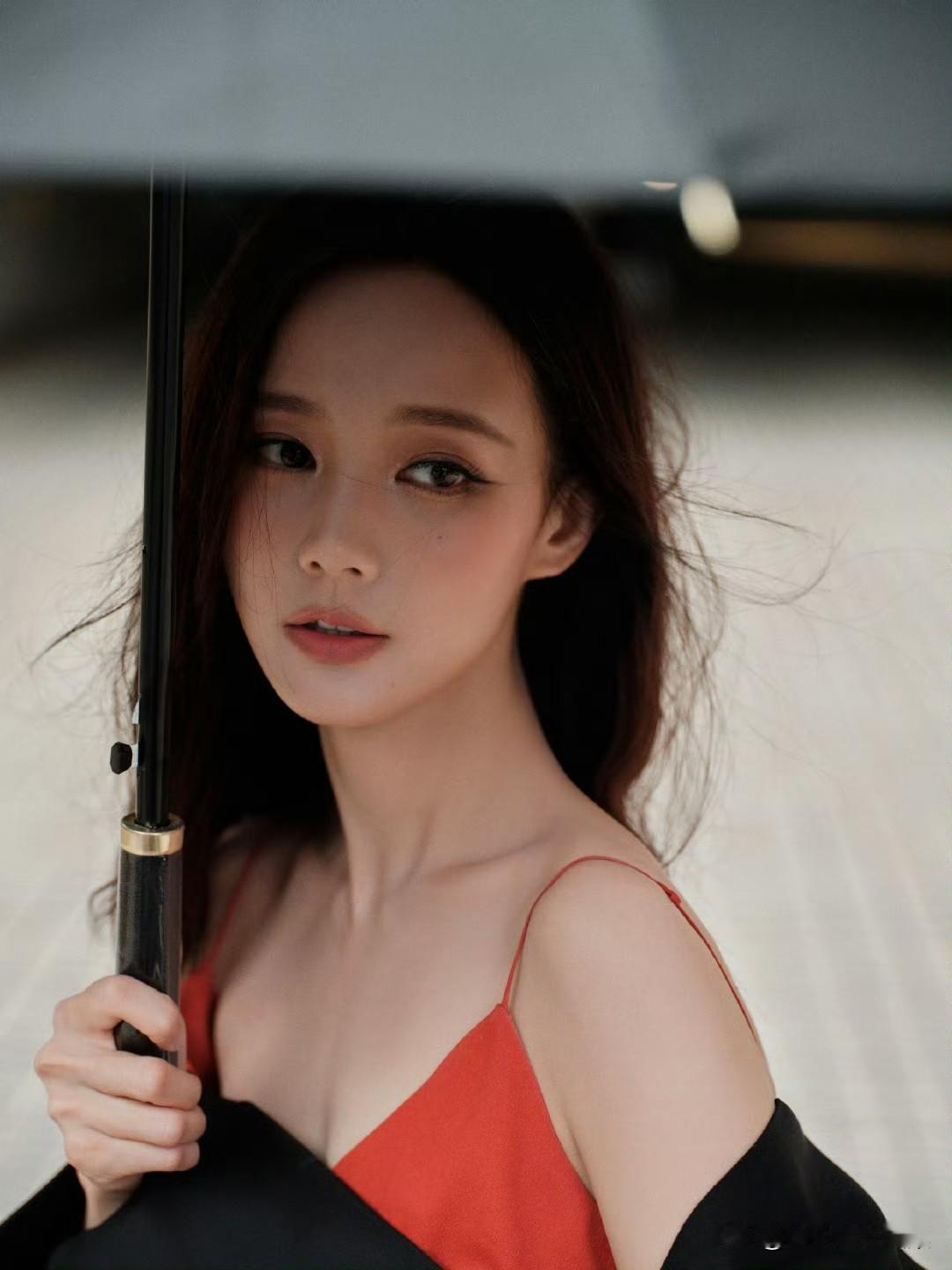 李一桐这条红黑拼色吊带裙简直绝了！红与黑的经典搭配，简单又高级，将至臻至简的格调