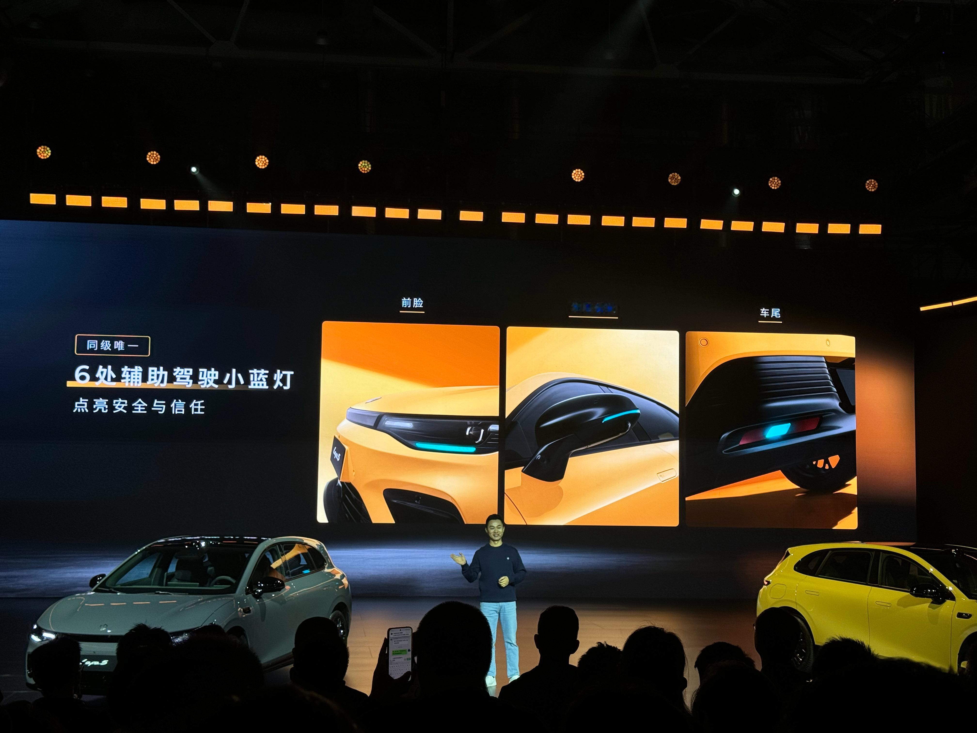 别看零跑 Lafa5 定位轿跑。它还有 6 处辅助驾驶小蓝灯，同级唯一。运动和智