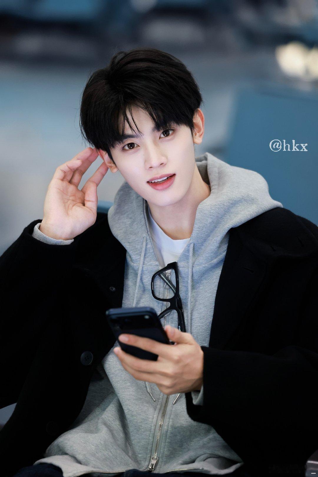 站姐拍图就是如此权威！ 胡凯旋好清爽男大，奶帅型的。 