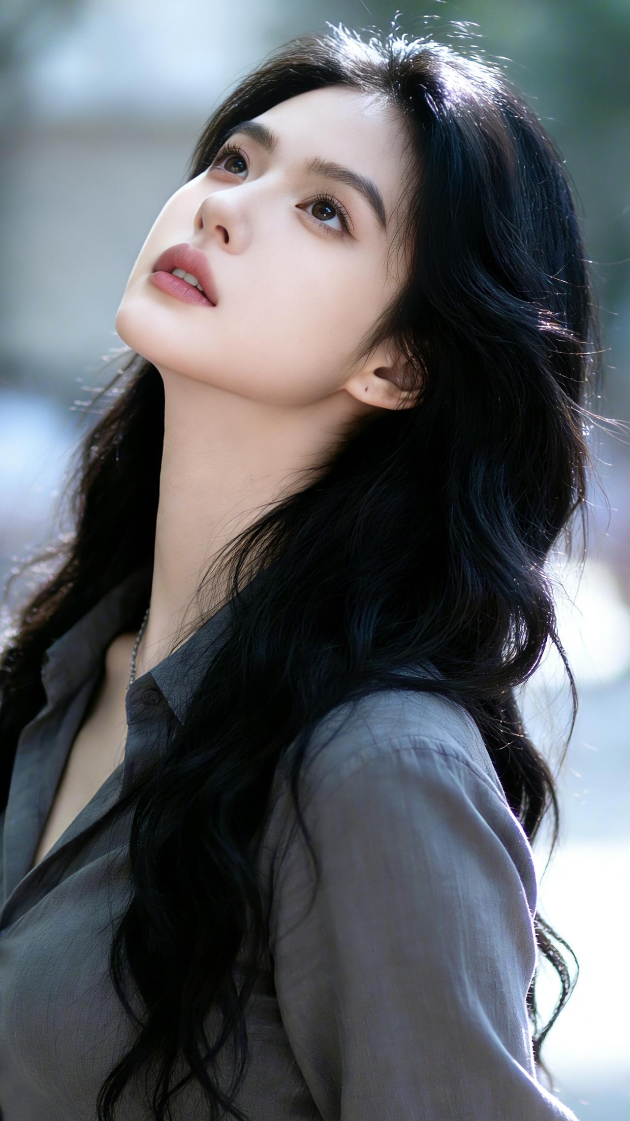 九帧同绘侧颜温婉仙！乌发如绸垂落泛柔光，灰衫敞领衬肩颈如诗。侧颜低垂眸藏星，唇角