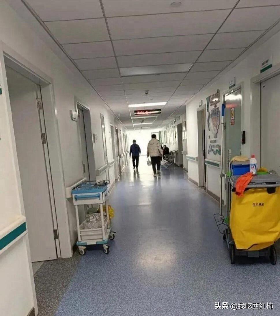 凌晨夜晚，我送陌生老人最后一程！
一次在医院陪护，晚上不能睡，就在医院乱转，碰到