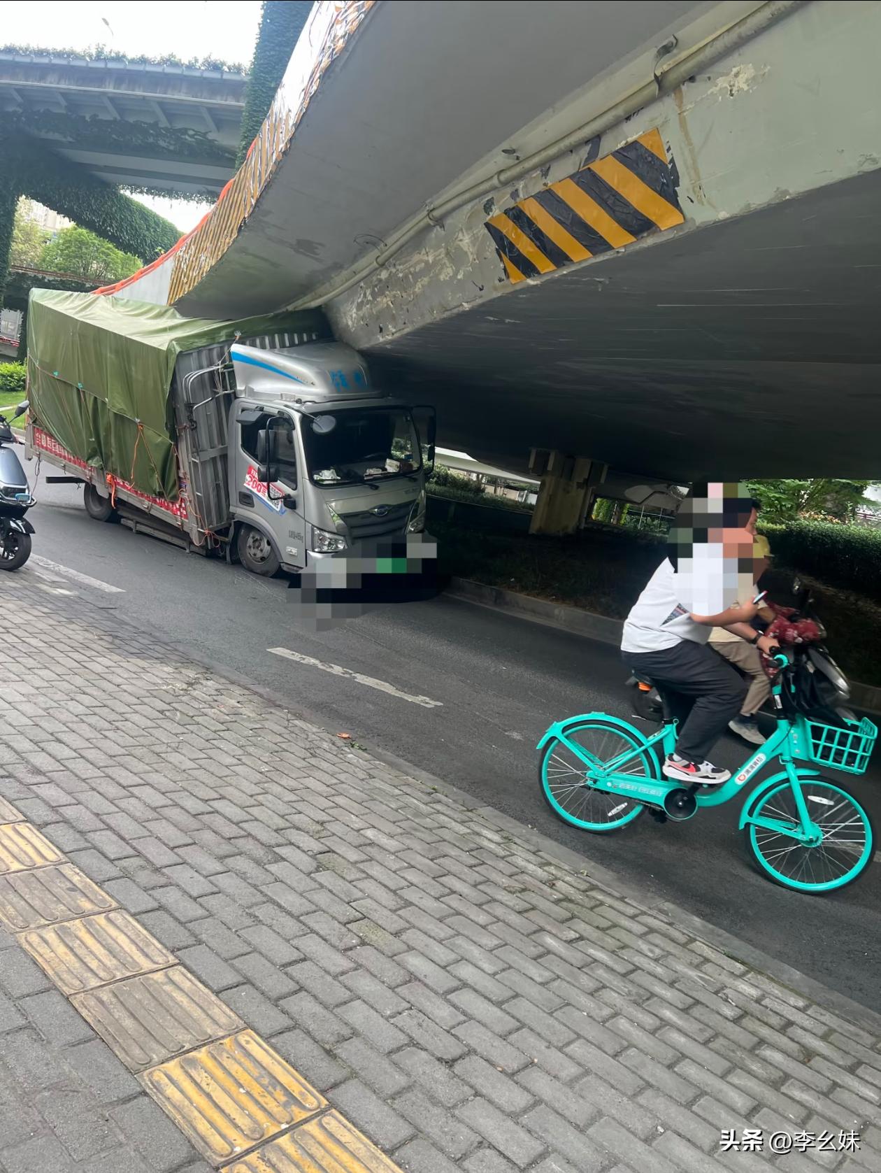 这种样子除了叫托车，应该没有其他办法了吧？