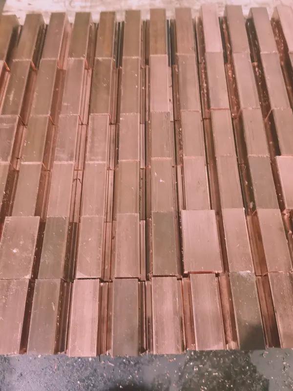 近日，黄金白银投资热潮下，深圳水贝市场悄然推出纯铜999.9投资铜条，单根千克报