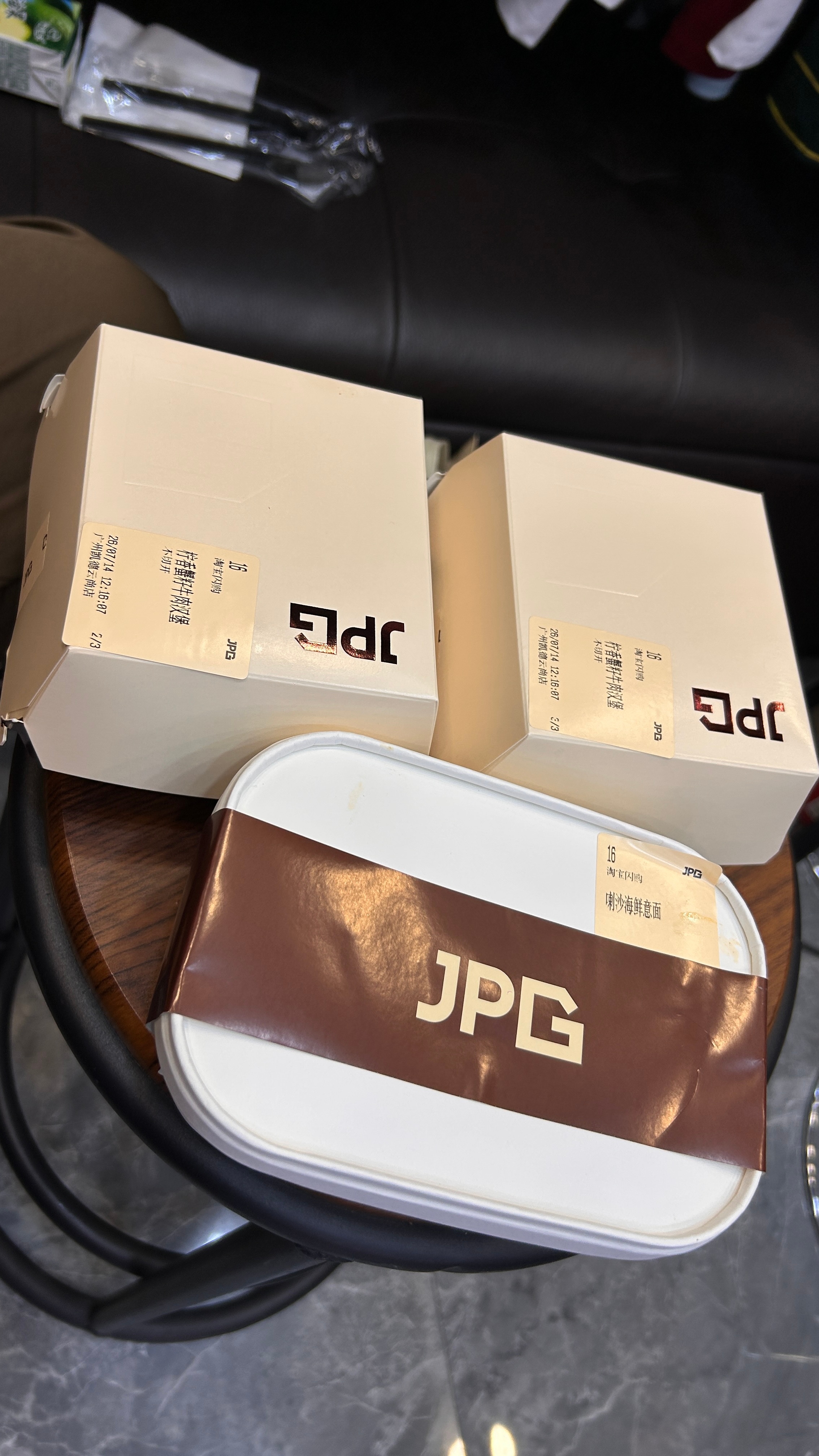 好喜欢这个蟹籽的牛肉堡随手拍广州 广州·站西服装市场
