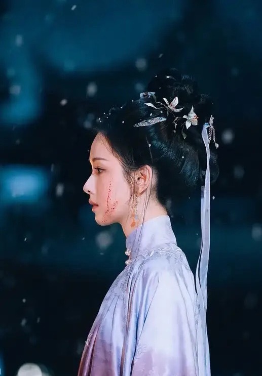 一提到天鹅颈大家就想到刘诗诗，没人发现她们俩也是天鹅颈吗？太绝了！杨紫在《家业》