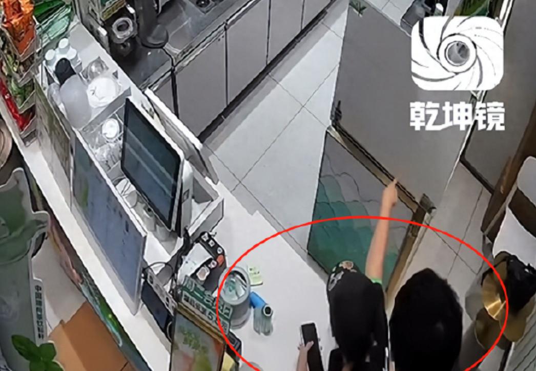 陕西延安，一男上司看上娇俏的女下属，在工作期间对女下属进行侵犯，先是趁其不注意用
