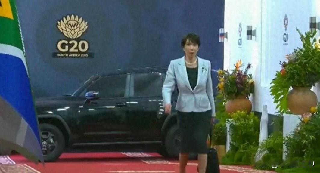 高市早苗的“衣橱焦虑”背后，是日本国家认同的深层危机

当一国首相在社交媒体上用