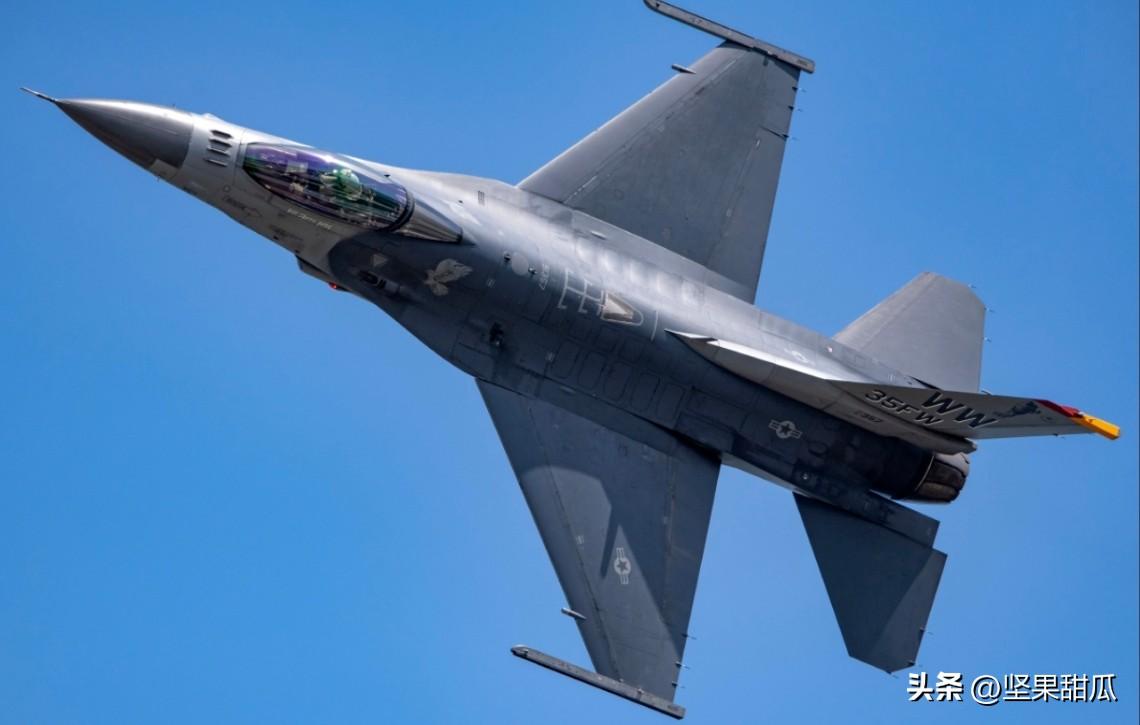 美国空军战斗机凑齐了，伊朗防空部队于当地时间3月21日凌晨3点45分在伊朗中部成