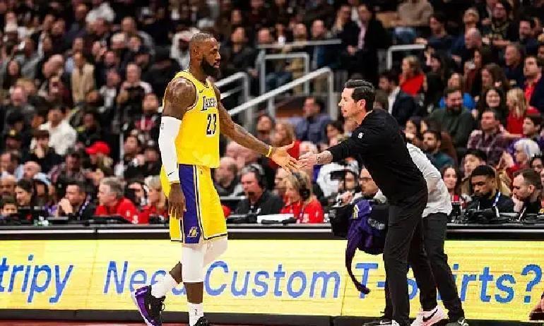 41岁詹姆斯场均25分，雷迪克已胖一圈
 
雷迪克退役才三年，肚腩就顶到解说台。