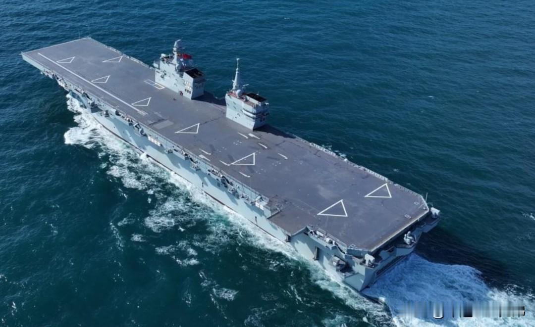 哈哈，年底了好消息不断，难道“熊猫”号四川舰，用电磁弹射了使用重油发动机的舰载版