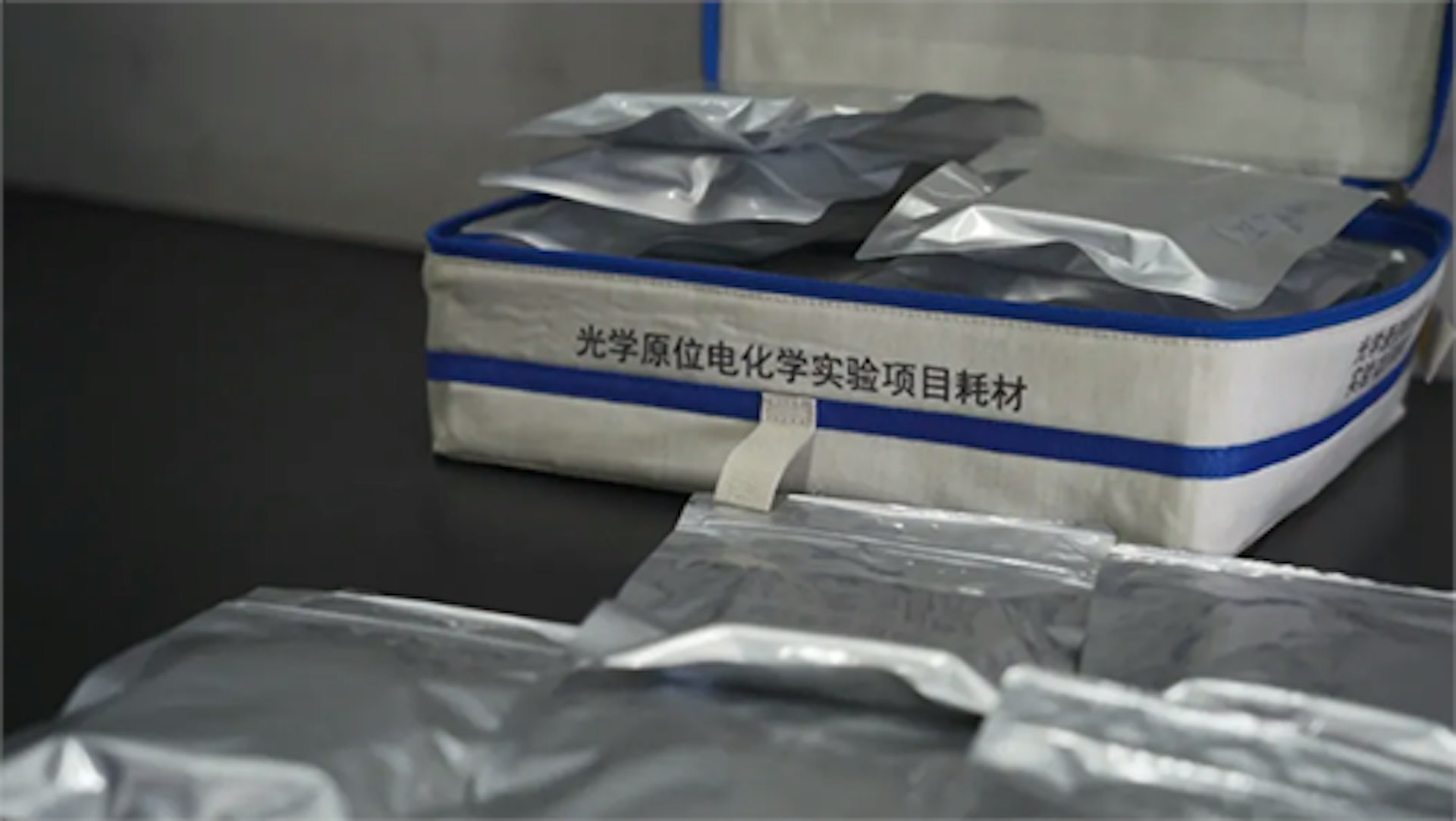 在中国空间站内，一项关于锂离子电池的关键实验正在进行。神舟二十一号航天员乘组共同