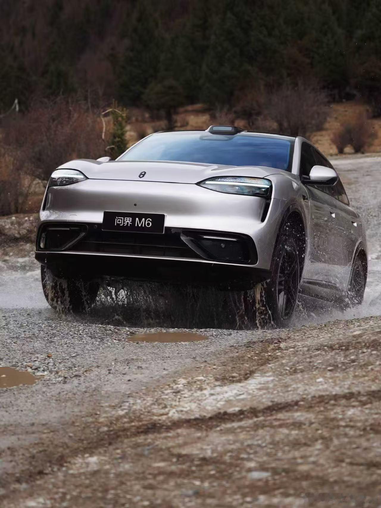 刚刷完问界M6的动态视频，才真正理解什么叫“静谧”。视频里清晰展示了高速行驶时的