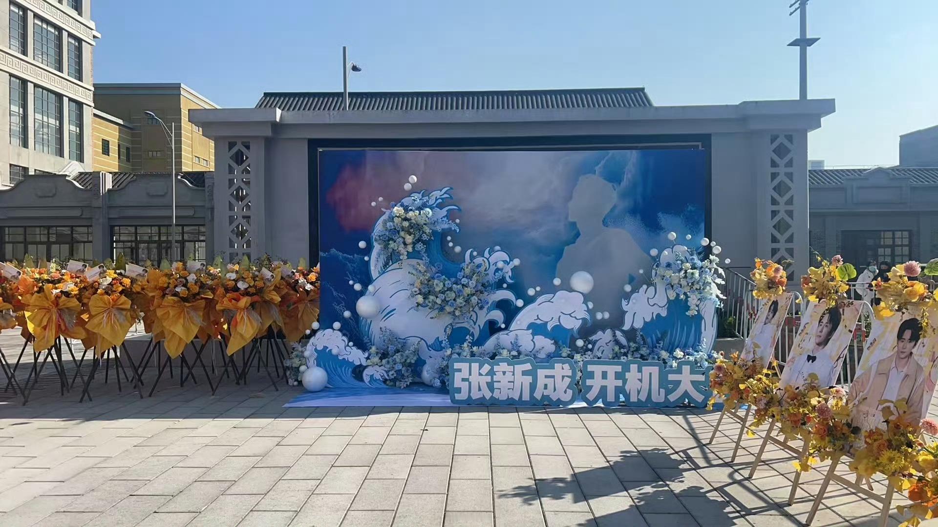 蓝色和绿色的花墙，好漂亮干净舒服的配色 