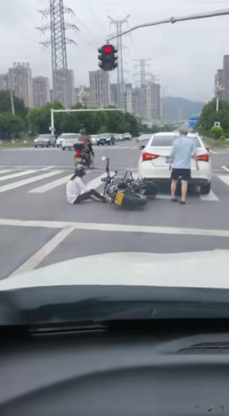 还好，脸蛋没事。