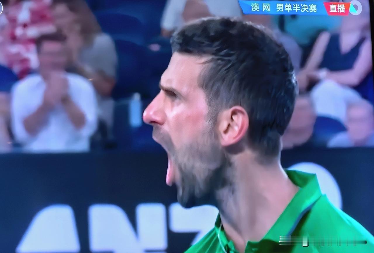 不知道你是否认同，三小球运动强度比较——
乒乓球最小，
羽毛球中等，
网球强度最