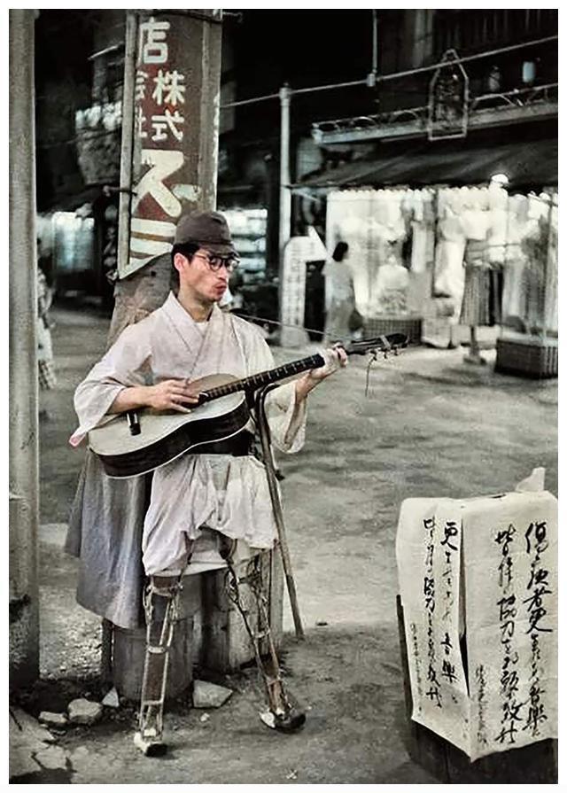 这张留存下来的旧照片记录下五十年代初横滨市井当中令人唏嘘的一幕。画面里的男子曾经