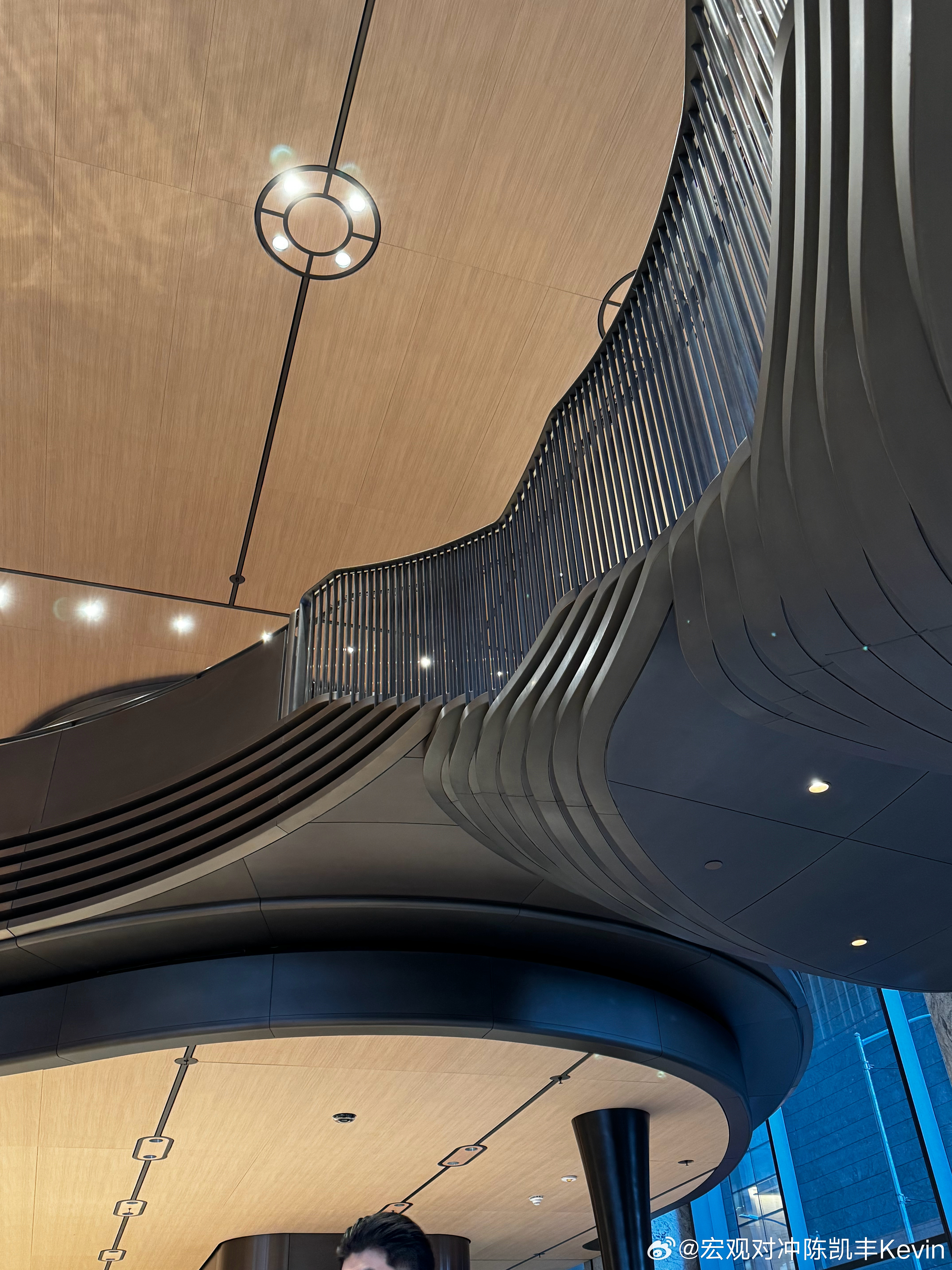 原油价格的跳空高开，然后暴跌，是一个典型的熊市特征。全球原油供大于求，短期因为中