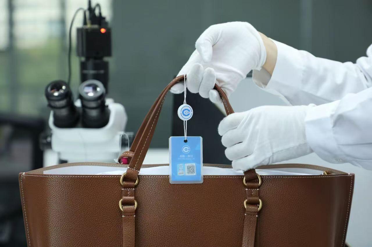 奢侈品这个小蓝标的含金量，就不用多说了。听说以后在唯品会买奢侈品，每一个在发货之