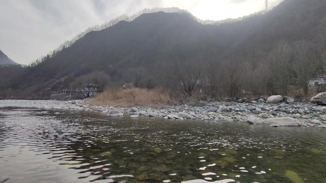 漫步乡村河畔，溪水潺潺流淌，周围林木葱郁，群山连绵。闭眼深吸，满是清新空气，内心